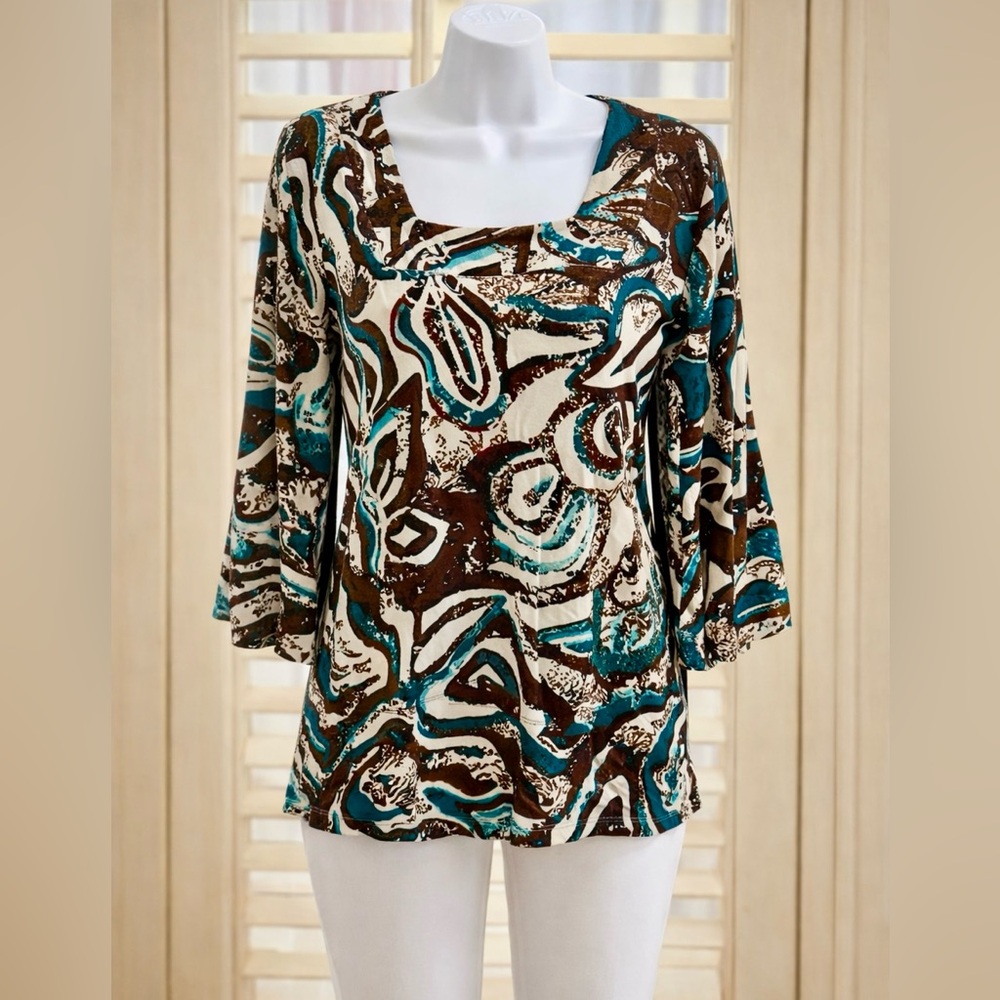 Chicos Traveler Size 0 
Short Top with Elbow Length Sleeves